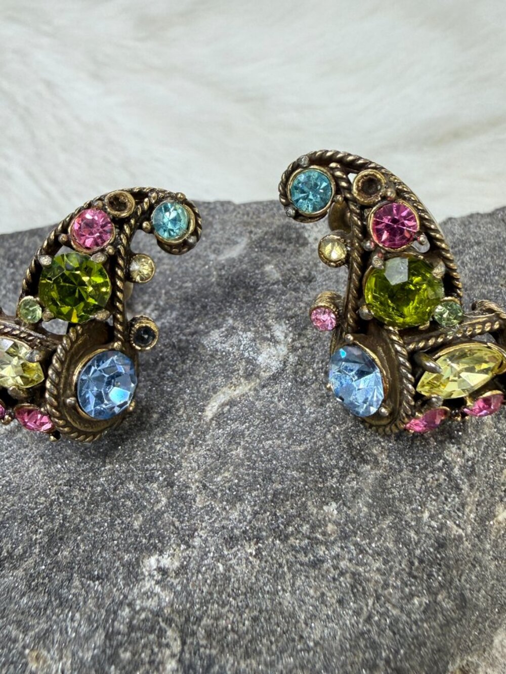 Vintage 1950s Hollycraft Pastel Gold Tone Screw Back Earrings 1" X .75" - Picture 4 of 14